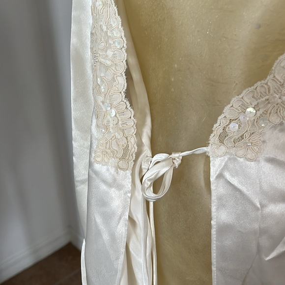 Beautiful Bridal Victoria’s Secret Robe - Picture 6 of 7